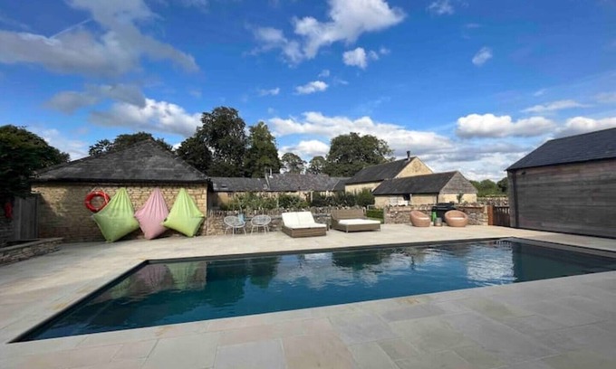 Souldern Other | Spacious Idyllic farmhouse retreat with swimming pool-10 miles to SOHO Farmhouse