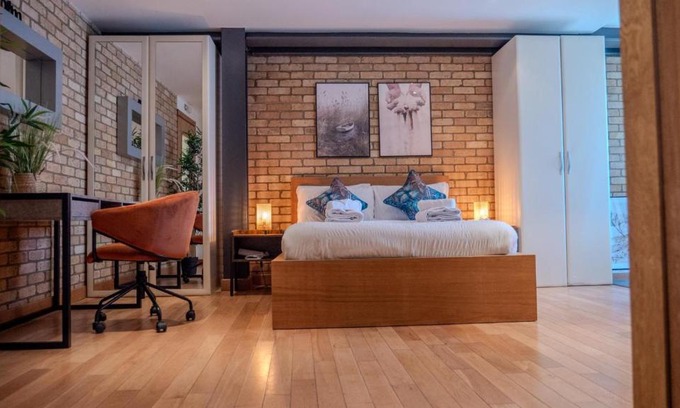 Cathedrals Apartment | Spacious, Industrial, Zone 1, 2 Bed Central London