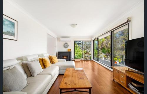 Katoomba House | Spacious King Bed Three Bedroom Home 5 Minutes Walk To Three Sisters
