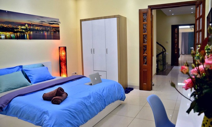 Hoan Kiem House | Spacious King bed room, private bath near Hanoi Opera House