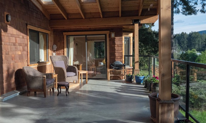 Salt Spring Island Cottage | Spacious lakefront cottage, Salt Spring Island. Great sunsets, central location