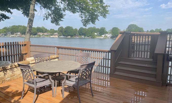Cicero House | Spacious Lake Front Home with Private Dock On Lake Morse- AMAZING VIEWS!