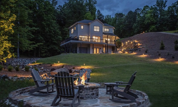 Alexander City House | Spacious Lakefront Escape – 6BR, 4.5BA, Big Yard, Calm Waters
