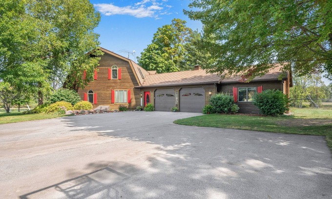 Paris House | Spacious Lodge directly on the Little Muskegon River