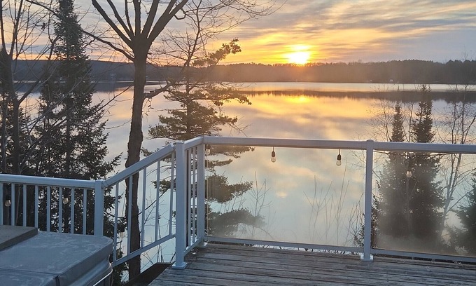 Coboconk Cottage | Spacious Log Cabin, Ready for Fall and Thanksgiving!