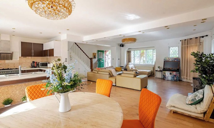 Eltham House | Spacious London Oasis | 4 Bedrooms | 20 mins Central London