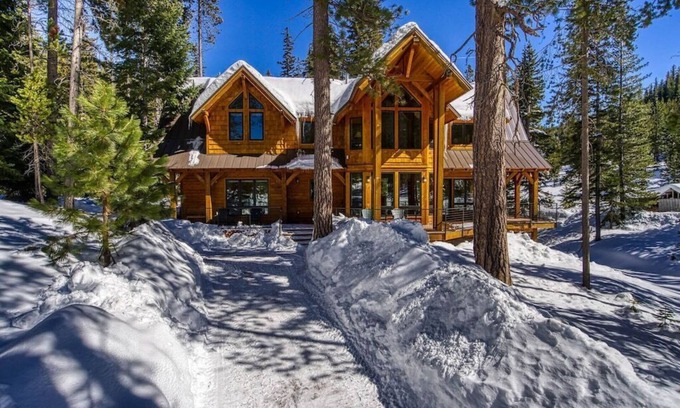 Bend Cabin | Spacious Luxury Cabin/Home on Private Lake w/Hot Tub & Amazing Views - Bend