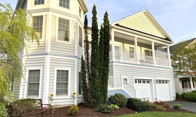 Bayside House | Spacious Luxury Home in Waterfront Resort with Indoor/Outdoor Pools