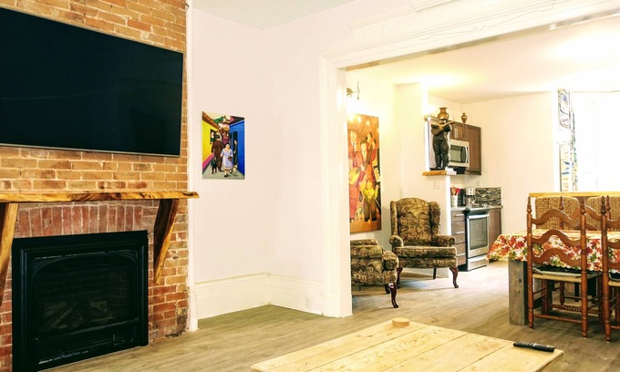 Kingston Apartment | Spacious main floor 2.5 bdrm suite Kingston UpScale Area Gated Garden Patio