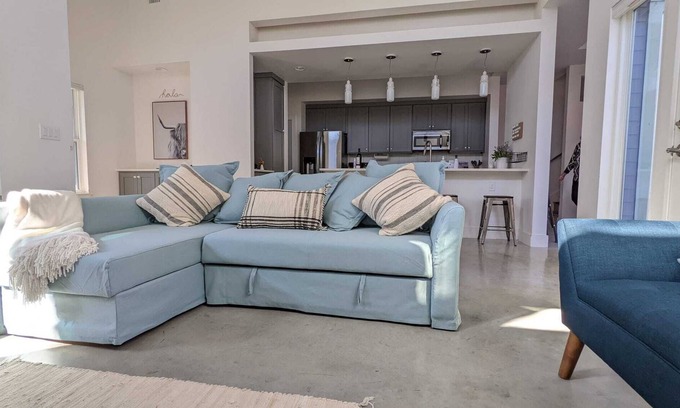 South Lamar House | Spacious & Modern 3 BR / 2.5 BA Austin home