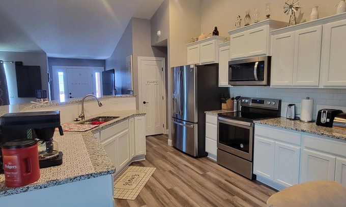 North Platte House | Spacious & modern 3BR close to the Golden Spike and Canteen District.