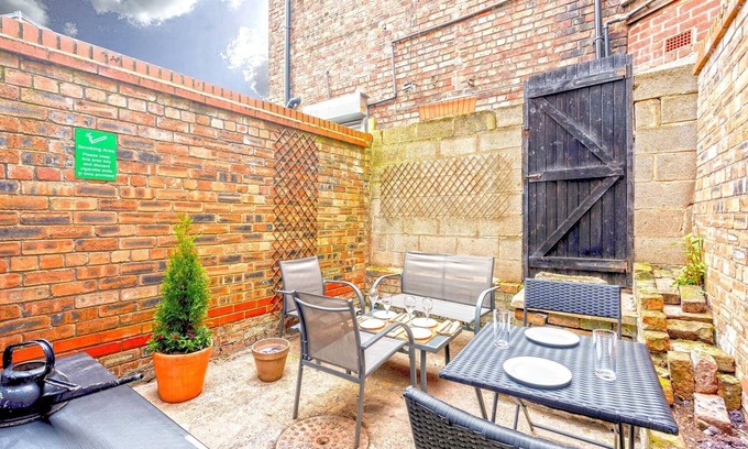 Liverpool Apartment | Spacious Modern 5 Bed House, ideal base for groups, free parking, great location
