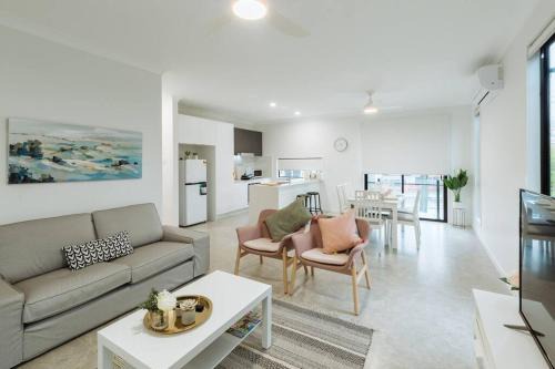 Southport House | Spacious Modern and Cozy 3BD Townhouse at Great Location