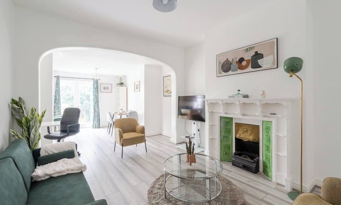 Croham Apartment | Spacious modern apartment in South Croydon