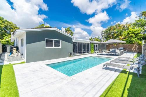 North Miami Beach Villa | Spacious Modern Home 5BR Heated Pool, 9mn to Beach