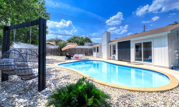 McNeil House | Spacious Modern Home| Pvt Pool | Free WIFI |5 Min. to Domain| 15 min to Downtown