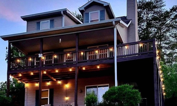 Helen Cabin | Spacious mountain home in Helen Georgia! Innsbruck community HOT TUB! FIRE PIT!