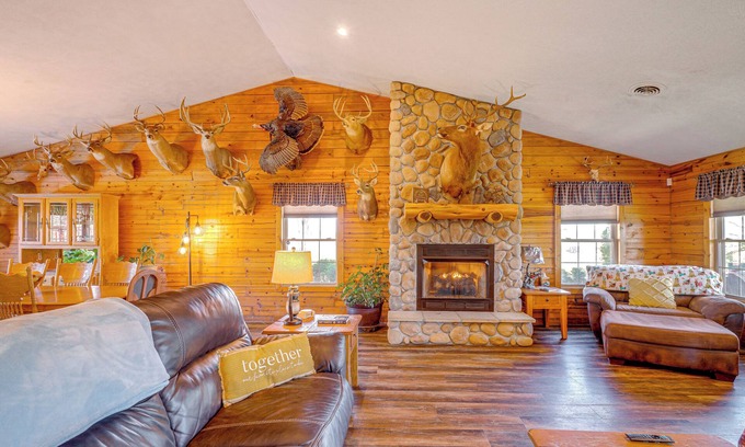 Leasburg Cottage | Spacious Ozarks Family Home - Private Pool & Grill