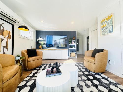 Framingham House | Spacious Poolside Boston Stay Sleeps 8 Pet Friendly