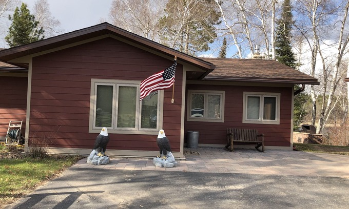 Bena House | Spacious private cabin on the mighty Mississippi, 1/2 mile to Lake Winnie.