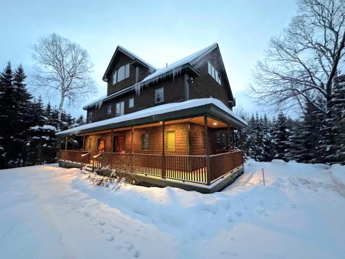 Bretton Woods House | Spacious private home, ski views, pool table, ping-pong, privacy, steps to Mt Wash Hotel