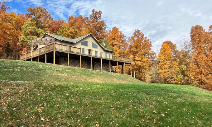 Luray Cabin | Spacious Private Retreat with Great Views of Page Valley & Blue Ridge Mountains