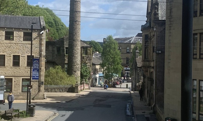 Wadsworth Apartment | Spacious Quiet Apartment with Log Burner & Patio in the Centre ofHebden Bridge .