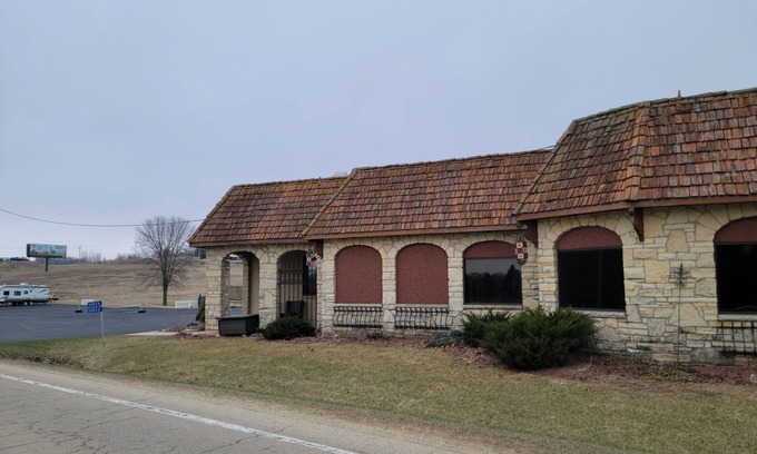 Dyersville House | Spacious renovated restaurant with plenty space and close to The Field of Dreams