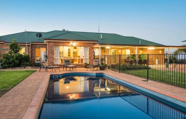 Central Mudgee Villa | Spacious resort style property with pool in Mudgee - Rest Easy Mudgee Villa