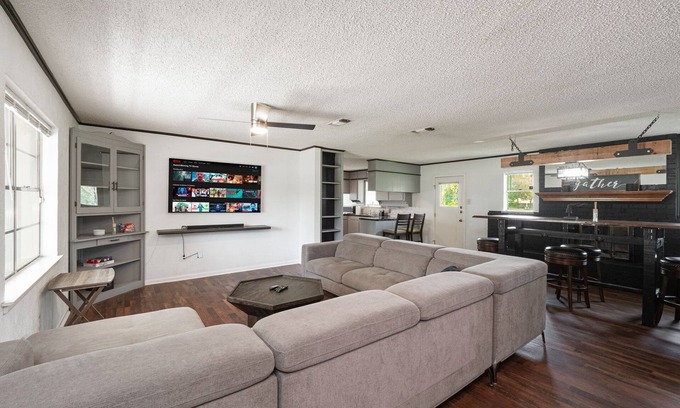 Southwest Arlington House | Spacious Retreat near✔️AT&T✔️Rangers Stadium✔️Six Flags✔️Ft.Worth & Dallas
