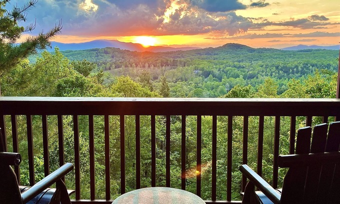 Ridgeline Vistas Cabin | Spacious Retreat~ Hot Tub~ Stunning Views~ Game Room