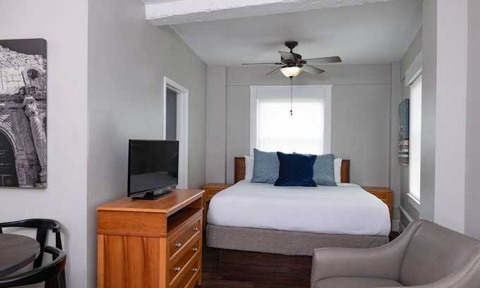 Downtown San Antonio Resort | Spacious River Walk Resort close to the Alamo and Americas Oldest Stone Church