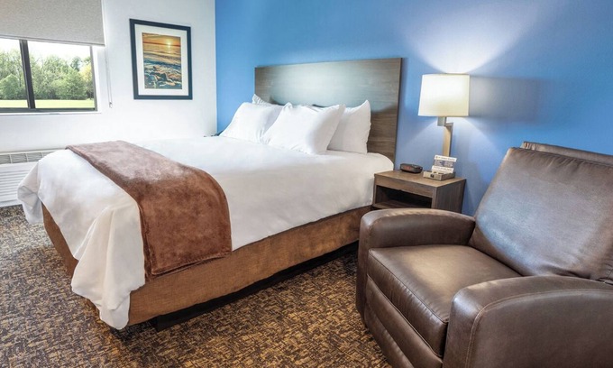 Rogers Hotel | Spacious Room w/Kitchen, Pet-Friendly & Free Parking for Extended & Short Stays