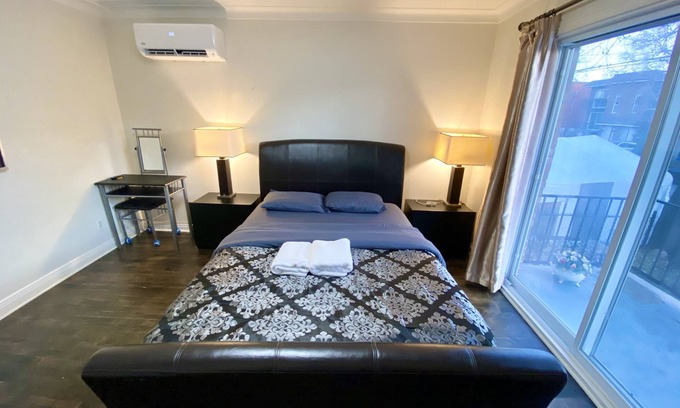 Cote-Des-Neiges—Notre-Dame-De-Grace Bed & Breakfast | Spacious Room w/Smart TV, NETFLIX