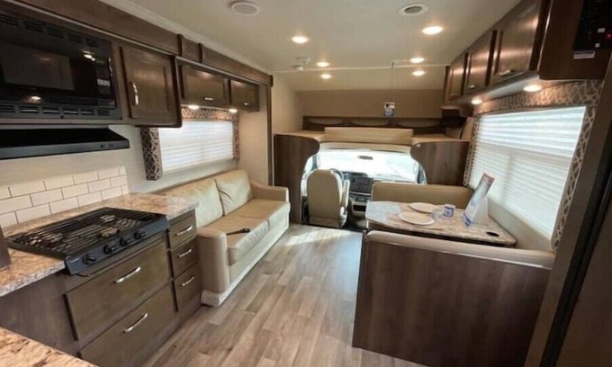 Pella House | Spacious RV - Open Tulip Time