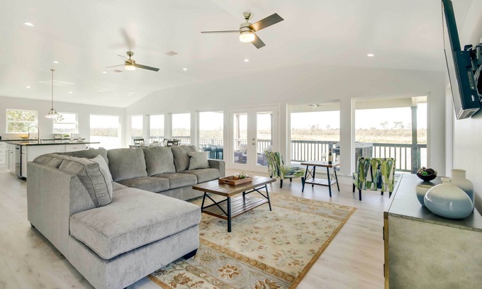 Barrett House | Spacious San Jacinto River Home w/Waterfront Deck