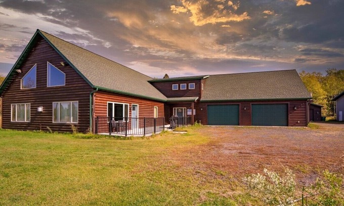 Maple House | Spacious, Secluded Retreat with Rustic Charm