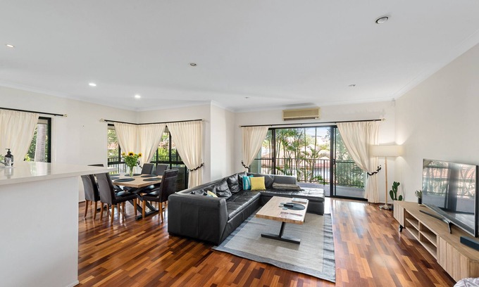 Mount Ommaney House | Spacious & Serene! 3Bed/2Bath/2+Cars ~ House