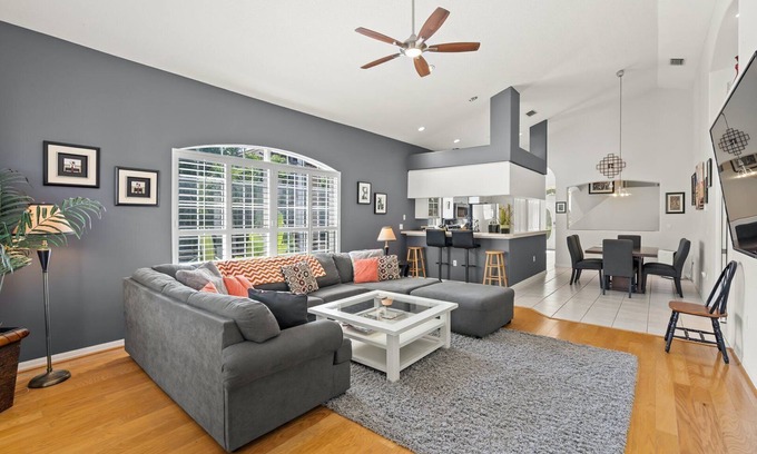 Bay Isle House | Spacious Siesta Key Family Home with Private Pool – Sleeps 10!