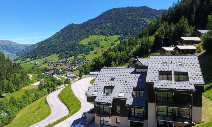 Beaufort Apartment | Spacious Studio Cabin for 4, Near Slopes and Village, Balcony, Free Ski Shuttle