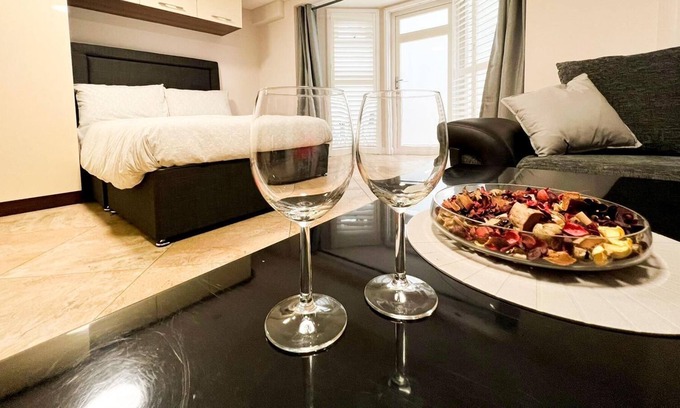 South Acton Apartment | Spacious studio flat in the heart of Acton Central (1)