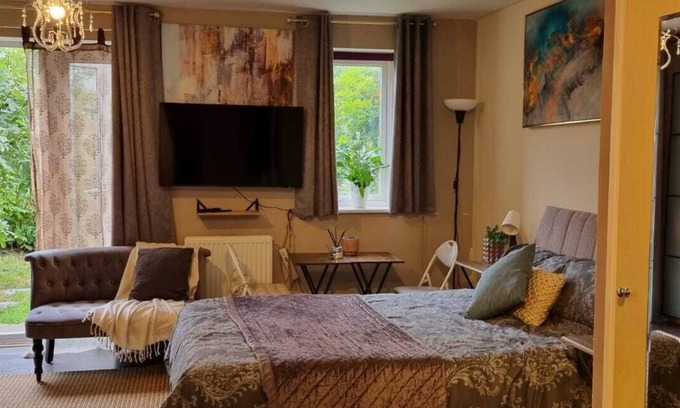 West Molesey Apartment | Spacious Studio in West Molesey with free on-street Parking