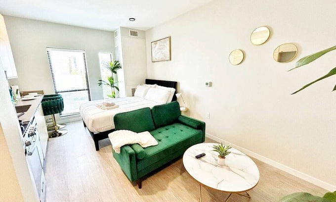 Downtown Des Moines Apartment | Spacious Studio Unit in Des Moines