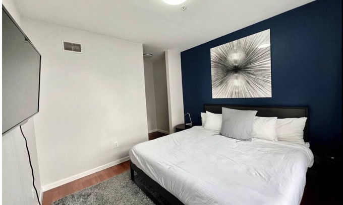 Chinatown Apartment | Spacious &Stylish 2 Bd Apt in Heart of the City