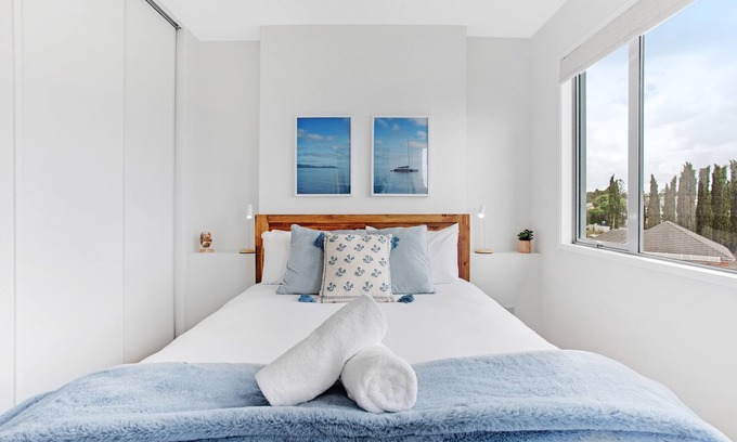 Takapuna Apartment | Spacious Stylish 2BR Carpark Pool Aircon