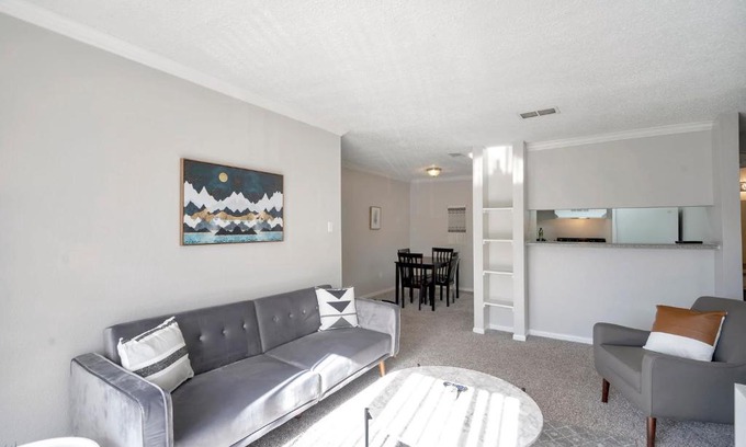 Midland House | Spacious Suite next to Midland Airpark