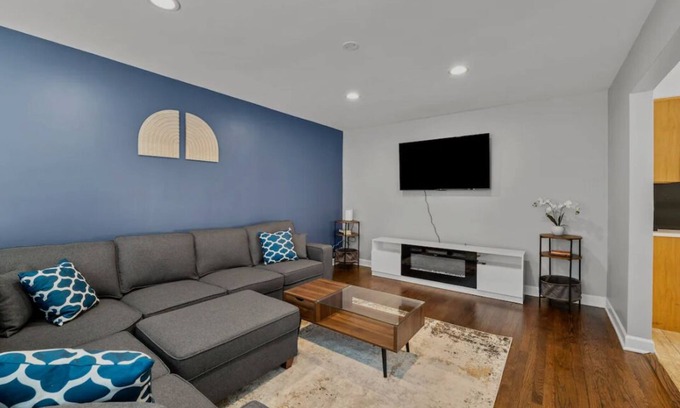 Forestview Apartment | Spacious, Sunny and Clean Apartment 25 min from Downtown Chicago