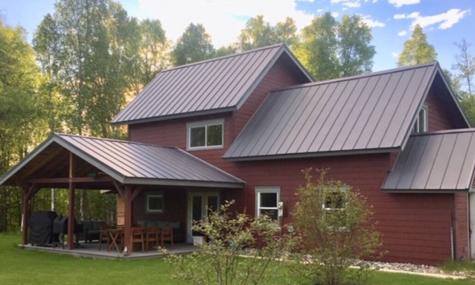 Susitna North House | Spacious Talkeetna home on Ruth Glacier Avenue