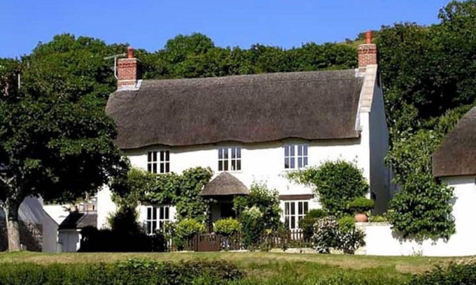 West Lulworth Cottage | Spacious Thatched Cottage in Lulworth Cove, Dorset. Sleeps 10. 5 min walk to sea