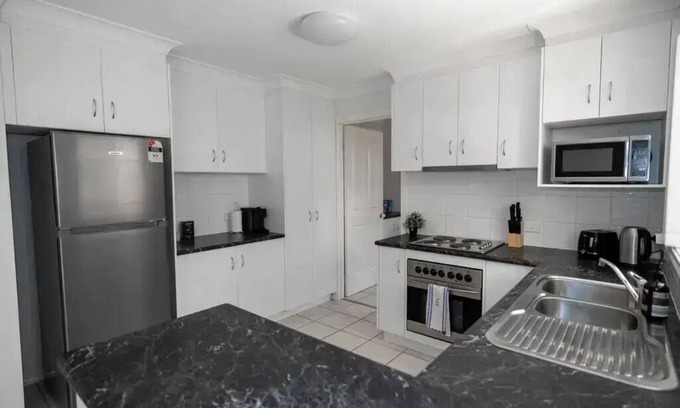 Wagga Wagga Apartment | Spacious townhouse close to amenities!